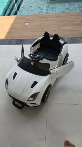 Carrinho infantil de controle remoto da marca Bandeirante.