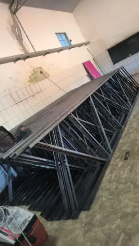 Fabricação tesouras trelicas pe direitos barracao