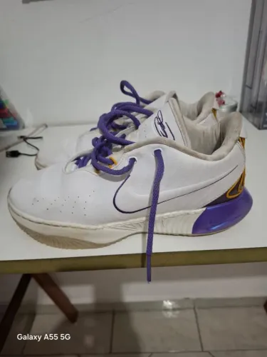 Tênis de basquete - LeBron 21 'Lakers'( Branco com detalhes roxo e amarelo).