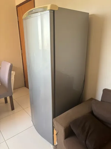 Vendo geladeira Electrolux com defeito
