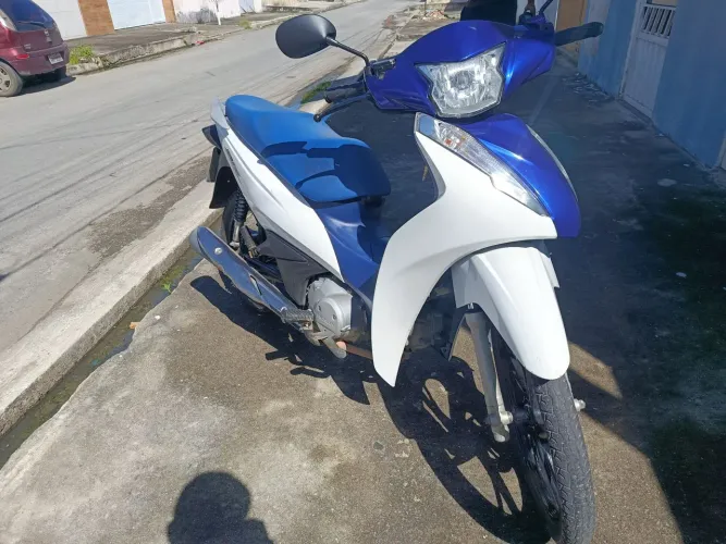 Honda Biz 125 Flex Branca - Praticidade, economia e confiança!