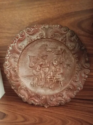 Antigo Prato Decorativo de Parede em Relevo 