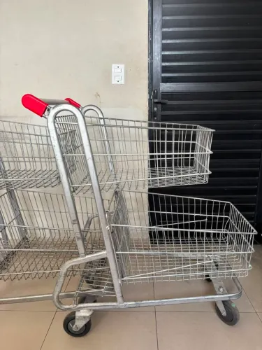 Dois Carrinhos de Supermercado em ótimo estado