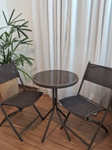 Mesa de vidro com 2 cadeiras