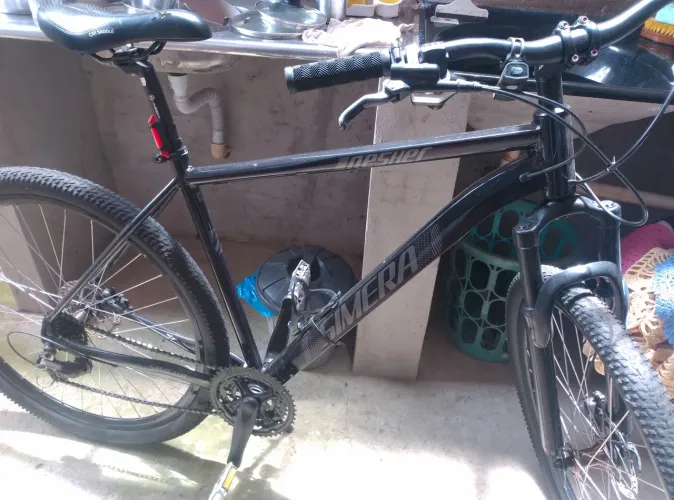 Vende uma bicicleta cometa semi nova pôucos dias de uso