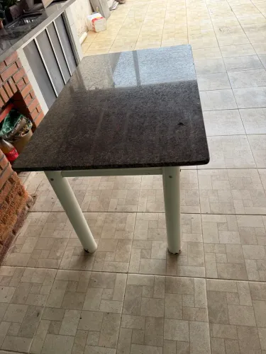 Mesa de mármore sem cadeiras