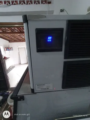 Máquina de gelo em cubos, usada