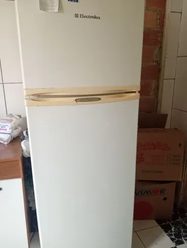 Vende se geladeira Electrolux pokos meses de usso