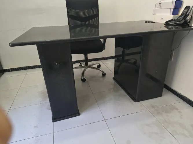 Mesa de escritório em mármore preto