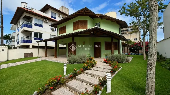 Auxiliadora Predial aluga Casa com 3 suítes ,piscina próxima ao centrinho de Jurerê tradic