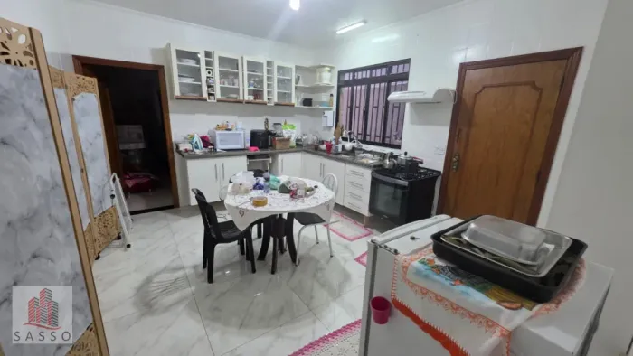 Alugo casa com 4 quartos no Belém.