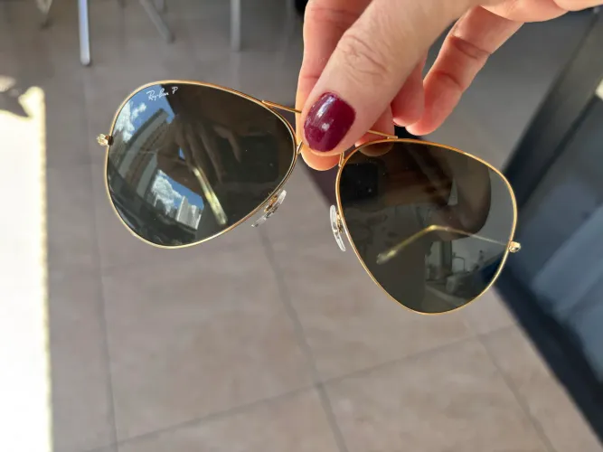 Óculos ray ban modelo aviador com lente polarizada.
