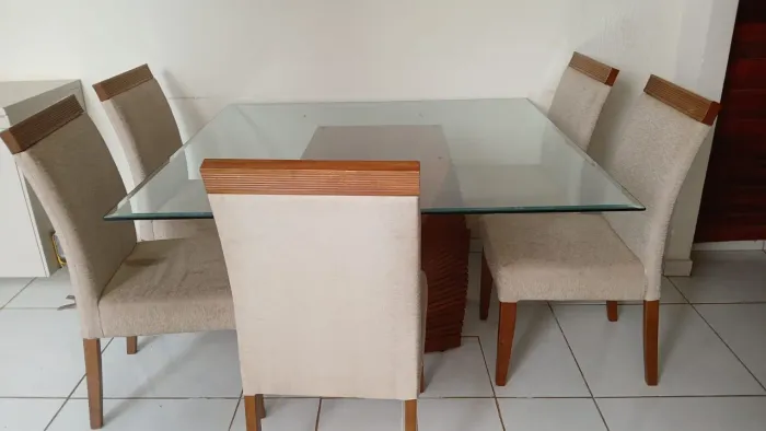 Conjunto de mesa e cadeiras