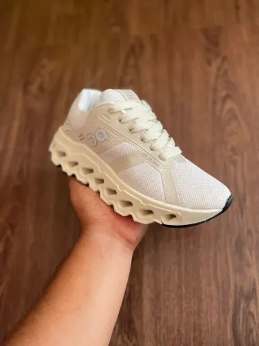 Tennis on runnig cloud 