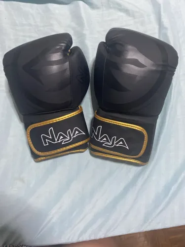 Luva Muay Thai Boxe Naja preta e dourada 14oz