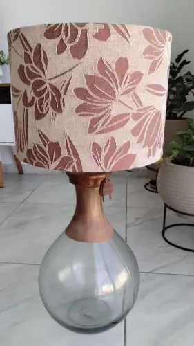 Abajur Garrafão de Vidro Soprado Artesanal e Tecido Floral <br>