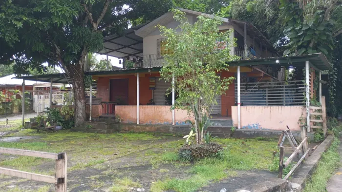 Casa no Puraquequara na frente do Lago com ponto comercial