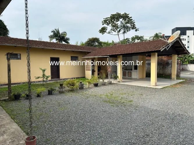 Imóvel com 2 casas, piscina e terreno de 825 m² no Itinga - Joinville/SC