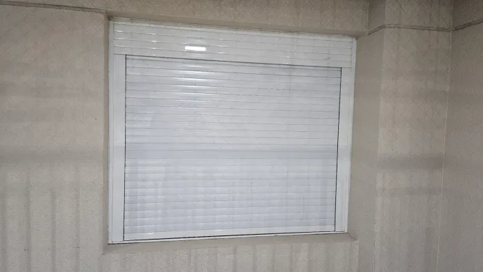 Janela rm alumínio branco de correr 2 folhas móveis ccom persiana integrada 120 x 140cm