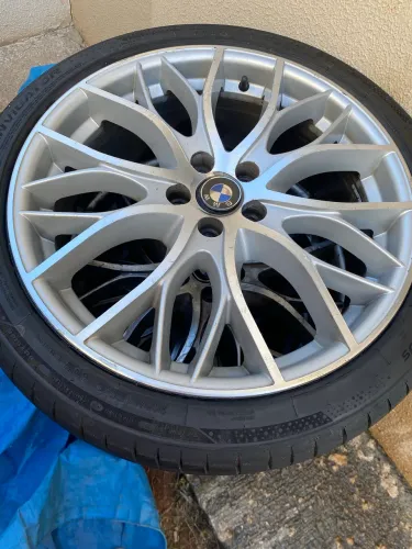 Roda BMW com pneus