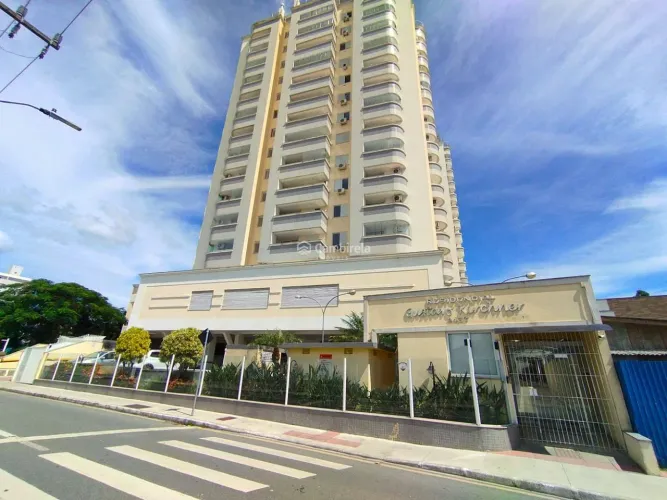 Apartamento no Centro, três Dormitórios, sendo um suíte.