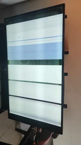  TV AOC 43" com defeito na tela - Para retirada de peças