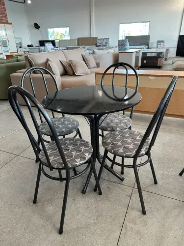 Conjunto mesa 4 cadeiras na promoção à pronta entrega
