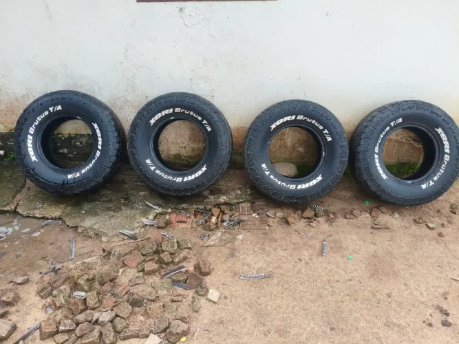 Vendo pneus e barra de tração
