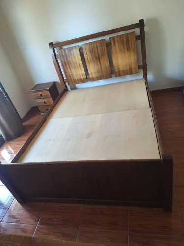 Cama de casal de madeira