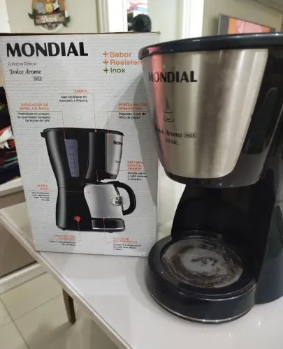 Cafeteira sem a Jarra e com Defeito no Plug