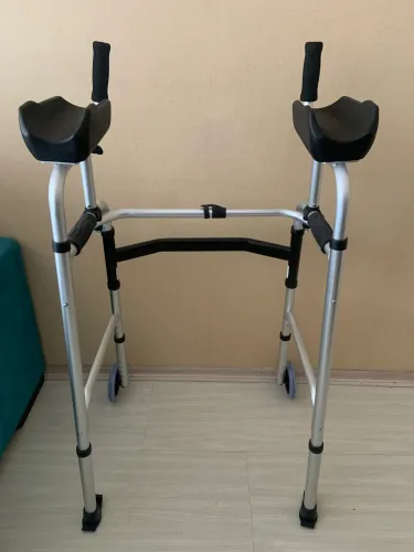 Andador Elevado Idoso AVC Rodas e Travas até 100kg