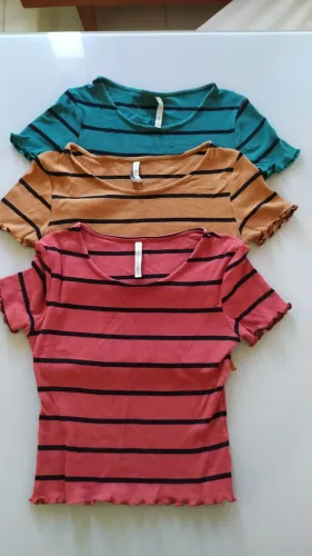 Três blusas cropped da opção Tam P