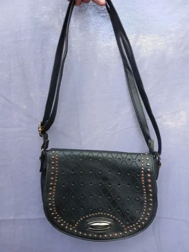 Bolsa Transversal Preta com Tachas e Detalhes Vazados - Estilo Boho/Casual
