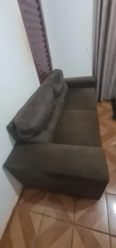 Sofá de três lugares.