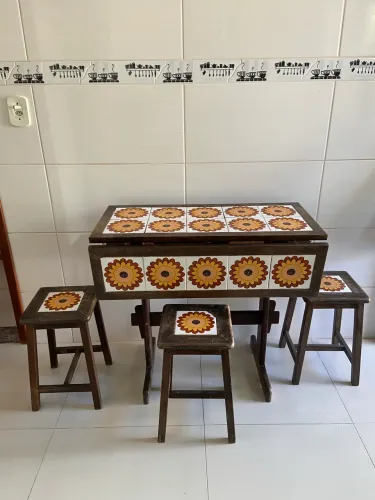 Mesa Madeira com 3 banquinhos