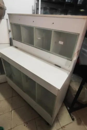 Dispenser de madeira para ração e grãos com 8 compartimento e rodas nós pés