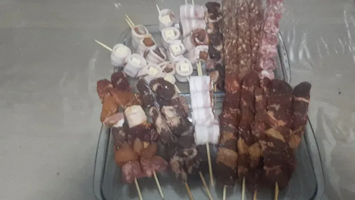 Espetinhos crus para revenda prontos para assar