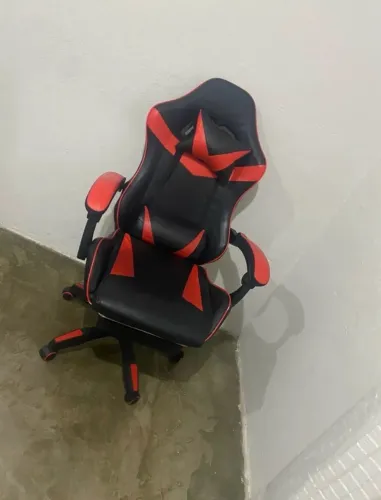Cadeira gamer ergonômica ajustável vermelha e preta com apoio de pés (praticamente nova)