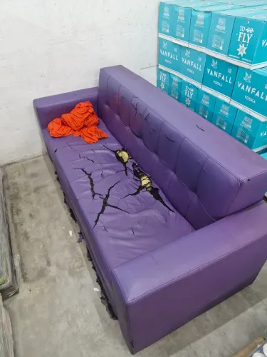 Sofá 3 lugares roxo usado