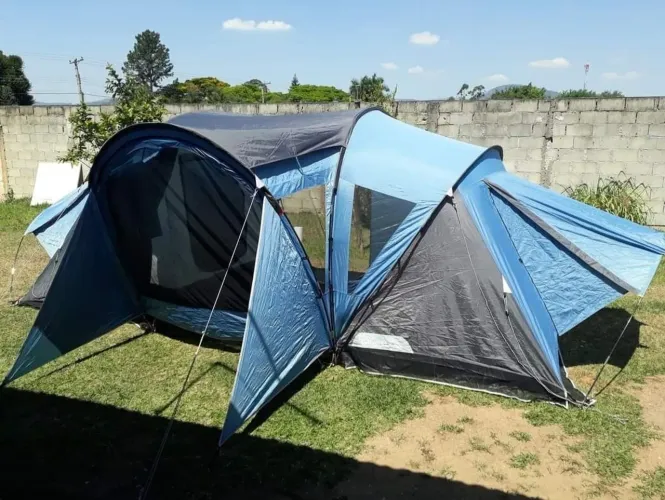 Vendo uma barraca quechua t4 grande 2 quartos separados
