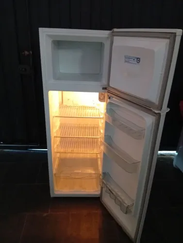 Vendo geladeira duplex Eletrolux 260 litros congela em cima e gela em baixo