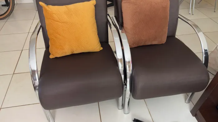 Cadeira pra sala, usada. só as cadeira sem almofada, cada 320.