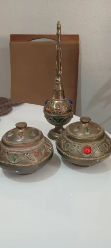Lindo conjunto decorativo estilo oriental /indiano 2 potes com tampa 1 perfumeiro