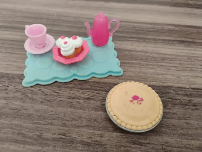Lote Comidinhas para Barbie - Torta, cupcake, xícara de chá, chaleira, bandeja - Usado