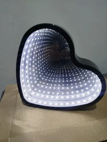 luminária em formato de coração led funciona com 3 pilhas AA