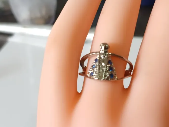 anel NSra. prata acabamento ouro branco com cristais swarovski. tam 13,14