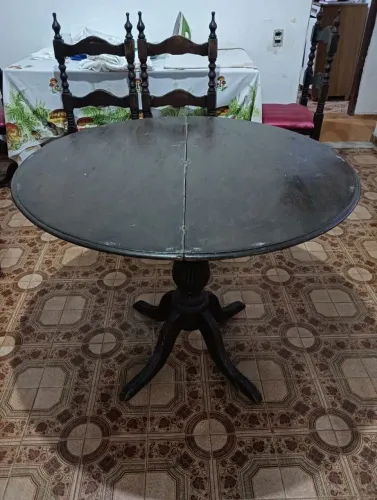 Mesa Redonda Estilo Meia Lua (75cm de altura por 1,10cm de largura circular).