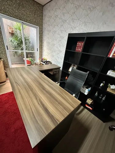 Mesa de escritório em formato de L com duas gavetas