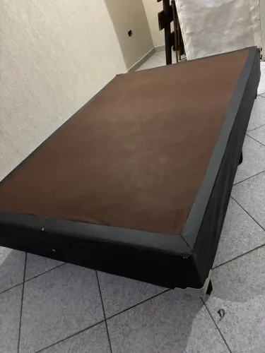 Vendo base box viúva de courino, apenas com marcas de uso super barateza aproveite