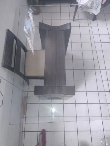 Mesa tampo de vidro com seis cadeiras mais centro de inox com tampo de vidro usado.